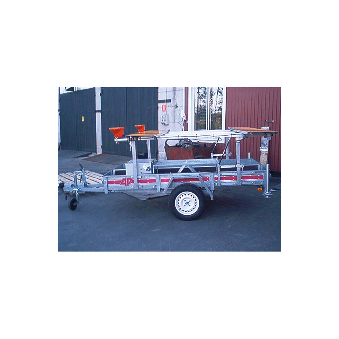 Vägmärkesvagn SOS Vagnen med flak registrerad verktygslåda, laddare, X2-skärmar, ljus